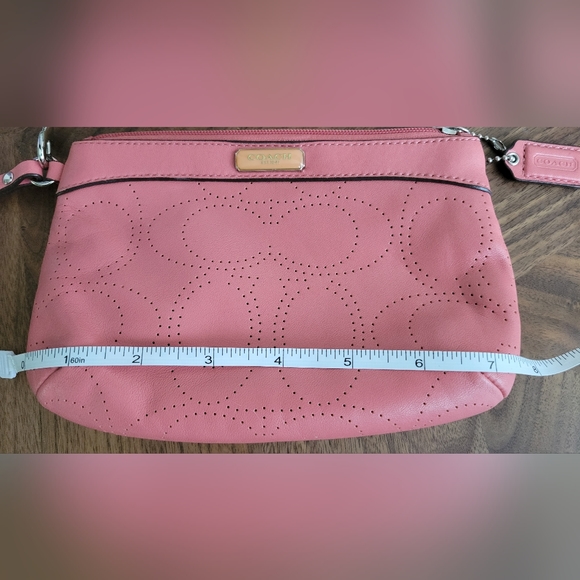 EUC Pink Coach wristlet leather - Picture 4 of 6